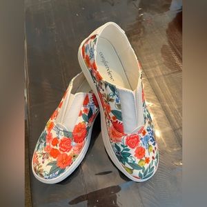 Comfort view platform sneaker.